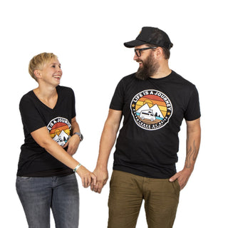 REIMO T-SHIRT UNISEX REALIZZATA IN COTONE BIOLOGICO E POLIESTERE - FANTASIA: LIFE IS A JOURNEY