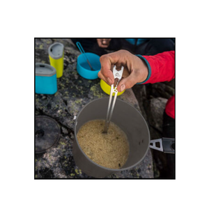 MSR ALPINE LONG TOOL SPOON Cucchiaio extra lungo con strumento di manutenzione del fornello integrato.